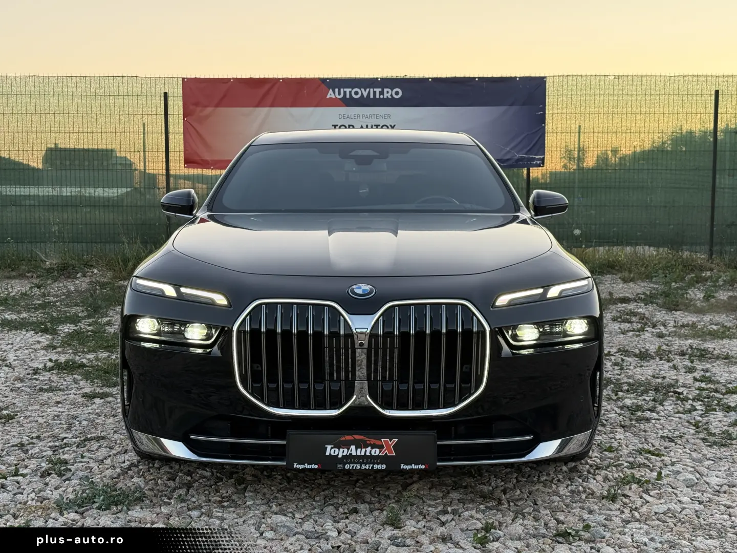 BMW 750e PHEV XDRIVE THEATRE TV HUD B&W 2023