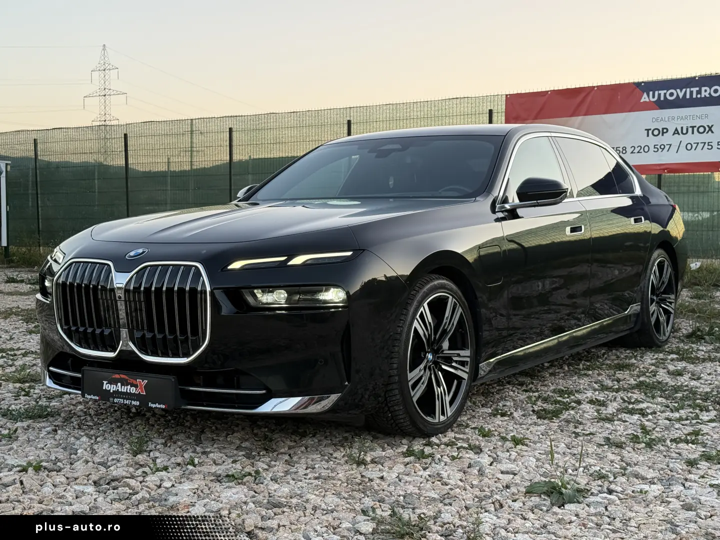 BMW 750e PHEV XDRIVE THEATRE TV HUD B&W 2023