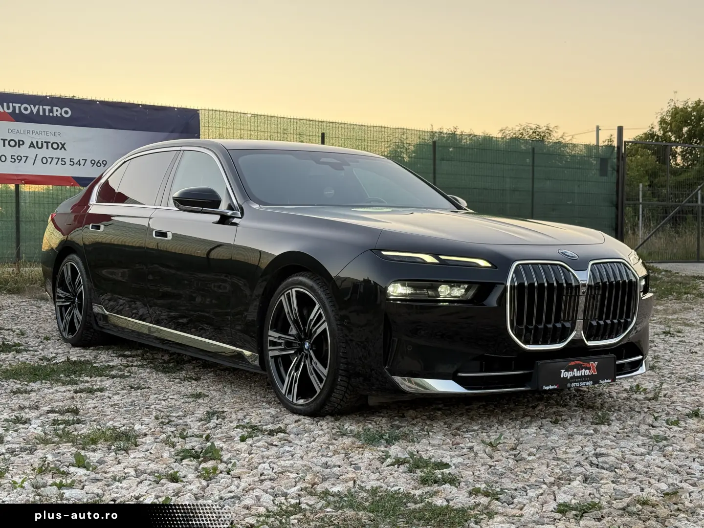 BMW 750e PHEV XDRIVE THEATRE TV HUD B&W 2023