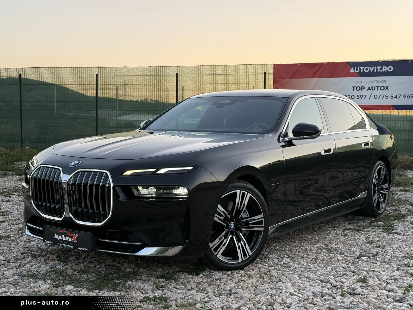 BMW 750e PHEV XDRIVE THEATRE TV HUD B&W 2023
