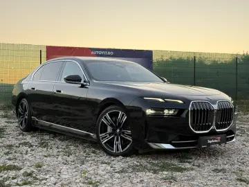 BMW 750e PHEV XDRIVE THEATRE TV HUD B&W 2023