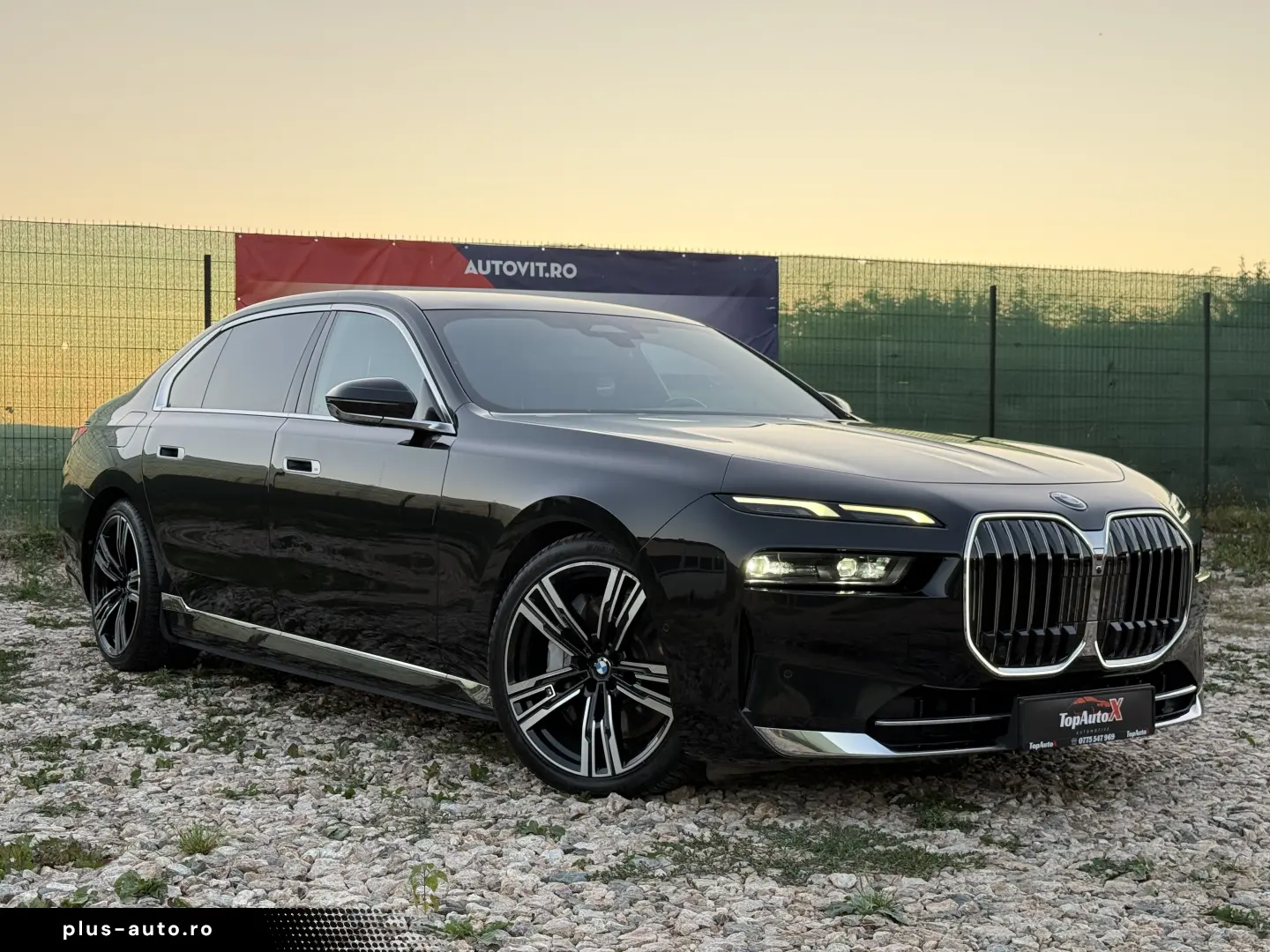 BMW 750e PHEV XDRIVE THEATRE TV HUD B&W 2023