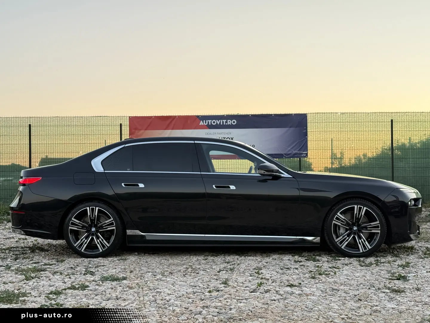 BMW 750e PHEV XDRIVE THEATRE TV HUD B&W 2023