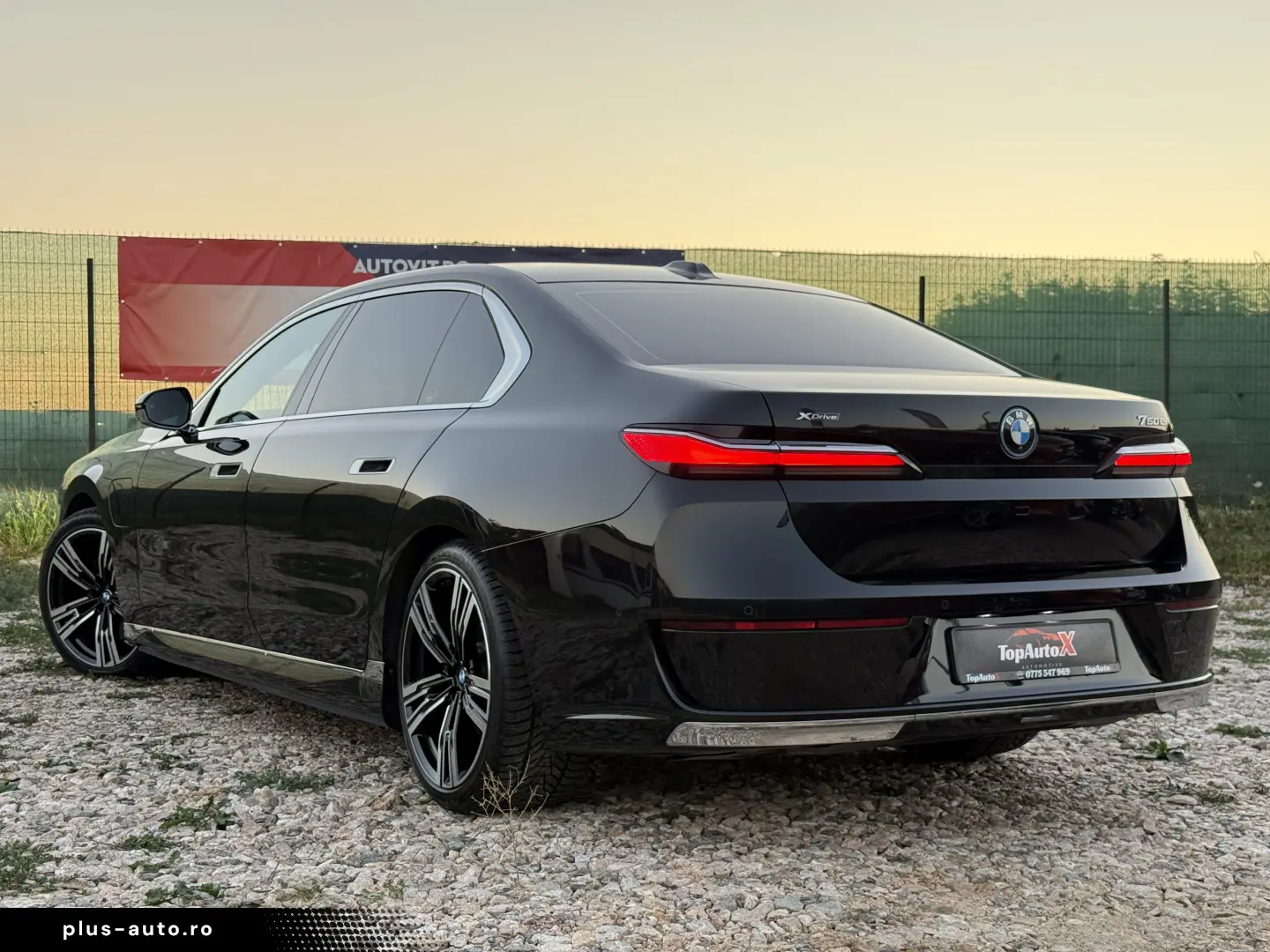 BMW 750e PHEV XDRIVE THEATRE TV HUD B&W 2023