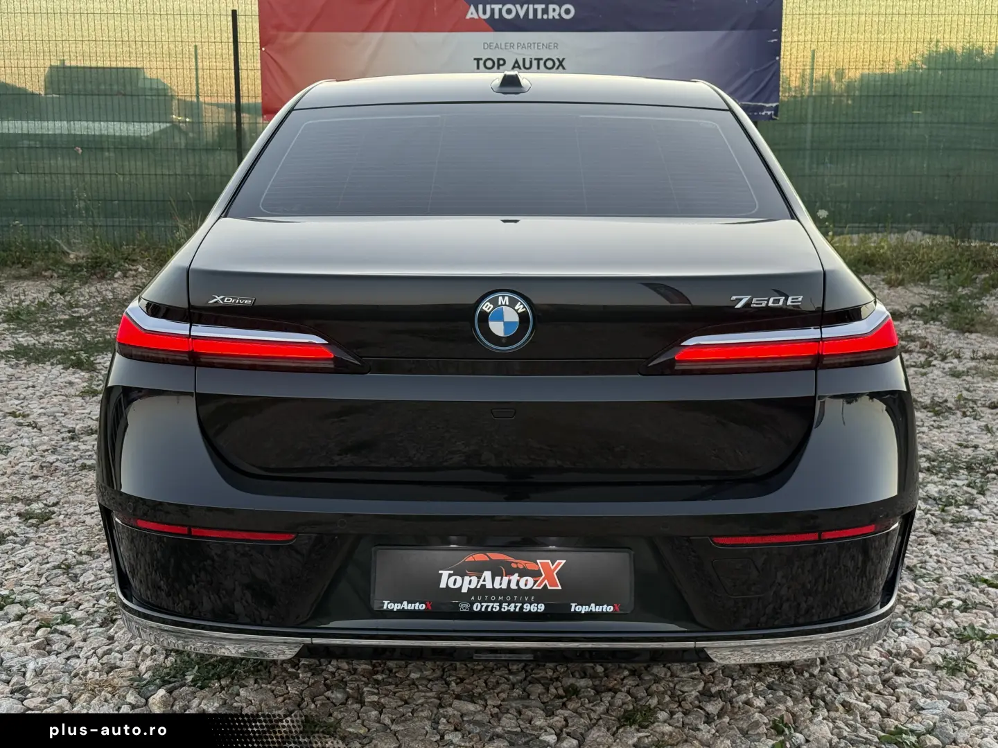 BMW 750e PHEV XDRIVE THEATRE TV HUD B&W 2023