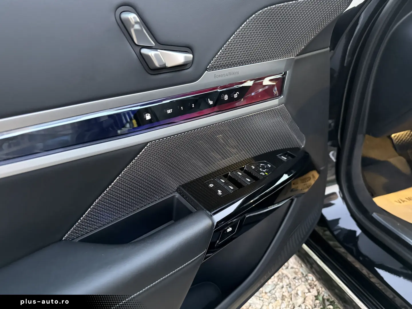 BMW 750e PHEV XDRIVE THEATRE TV HUD B&W 2023