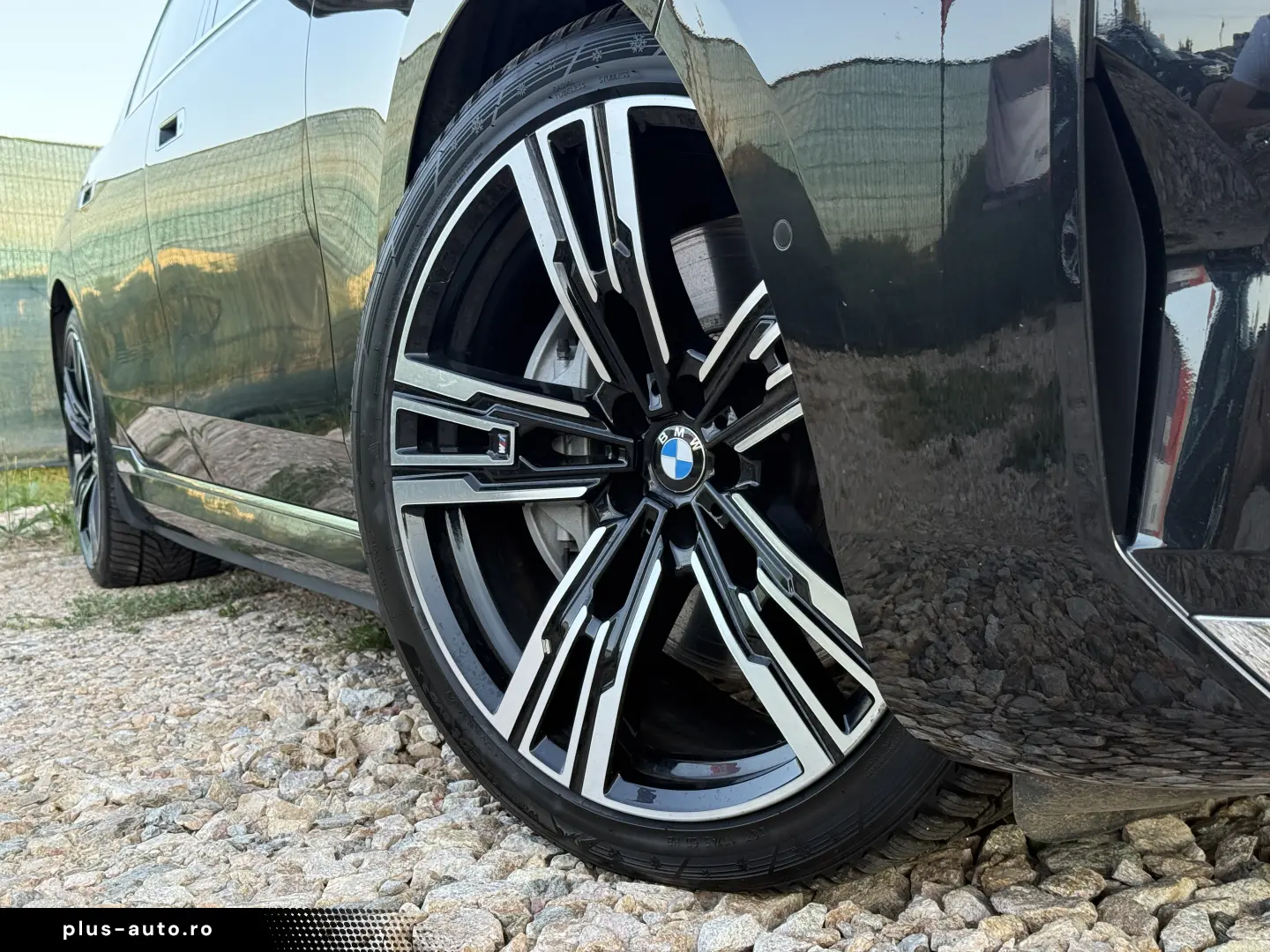 BMW 750e PHEV XDRIVE THEATRE TV HUD B&W 2023