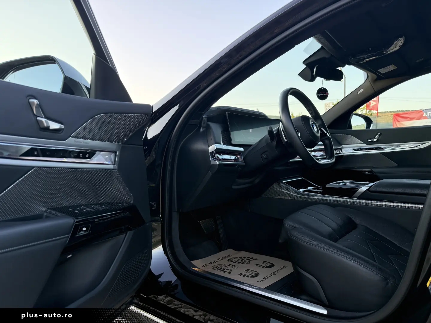 BMW 750e PHEV XDRIVE THEATRE TV HUD B&W 2023