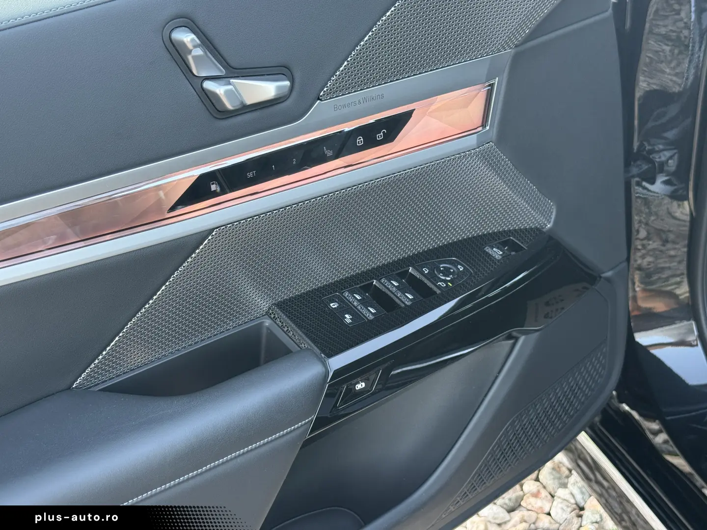 BMW 750e PHEV XDRIVE THEATRE TV HUD B&W 2023