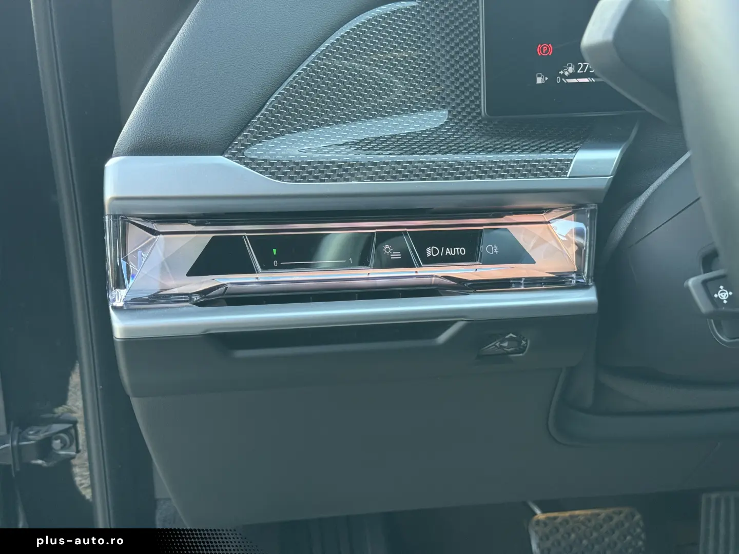 BMW 750e PHEV XDRIVE THEATRE TV HUD B&W 2023