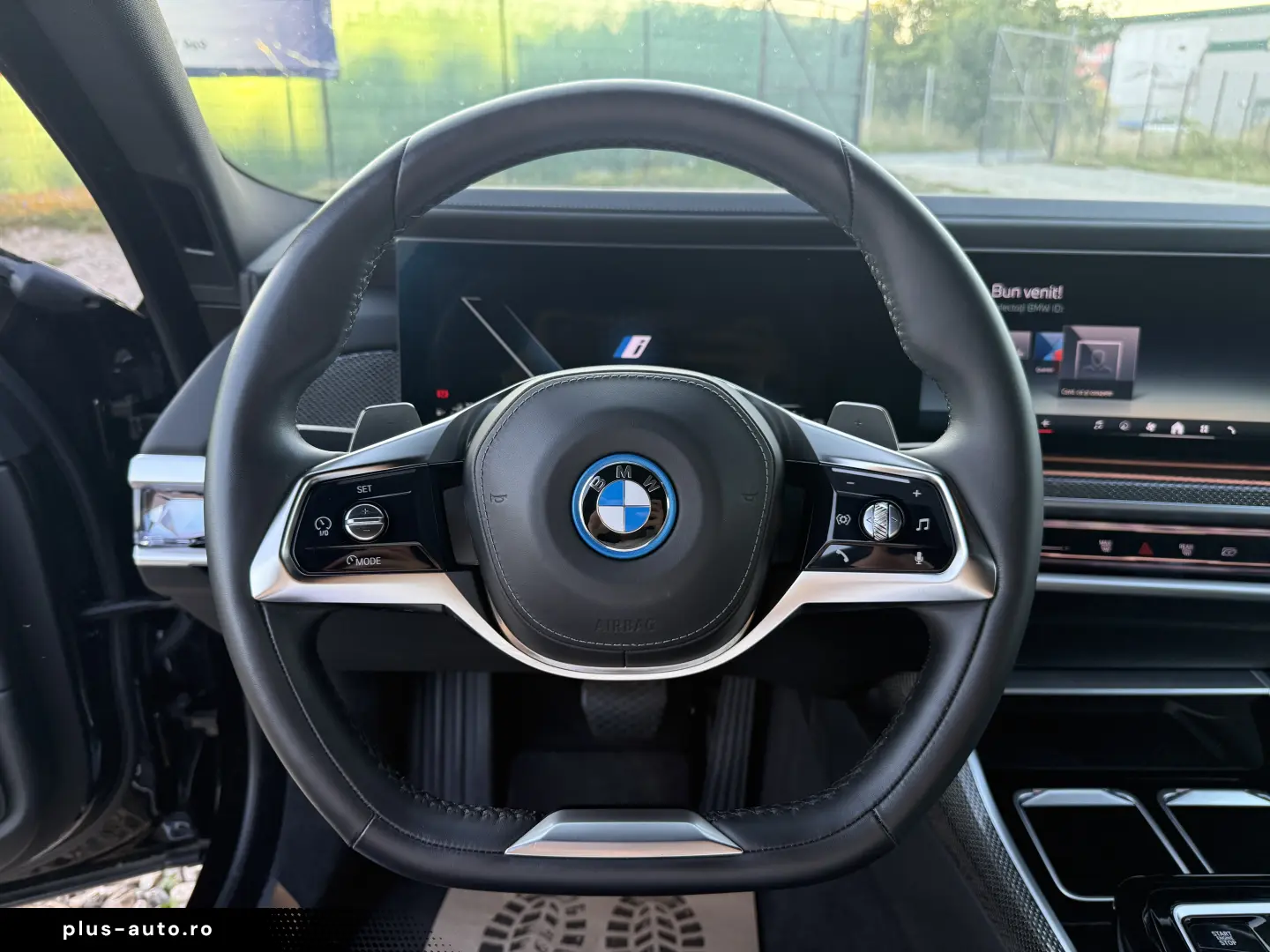 BMW 750e PHEV XDRIVE THEATRE TV HUD B&W 2023