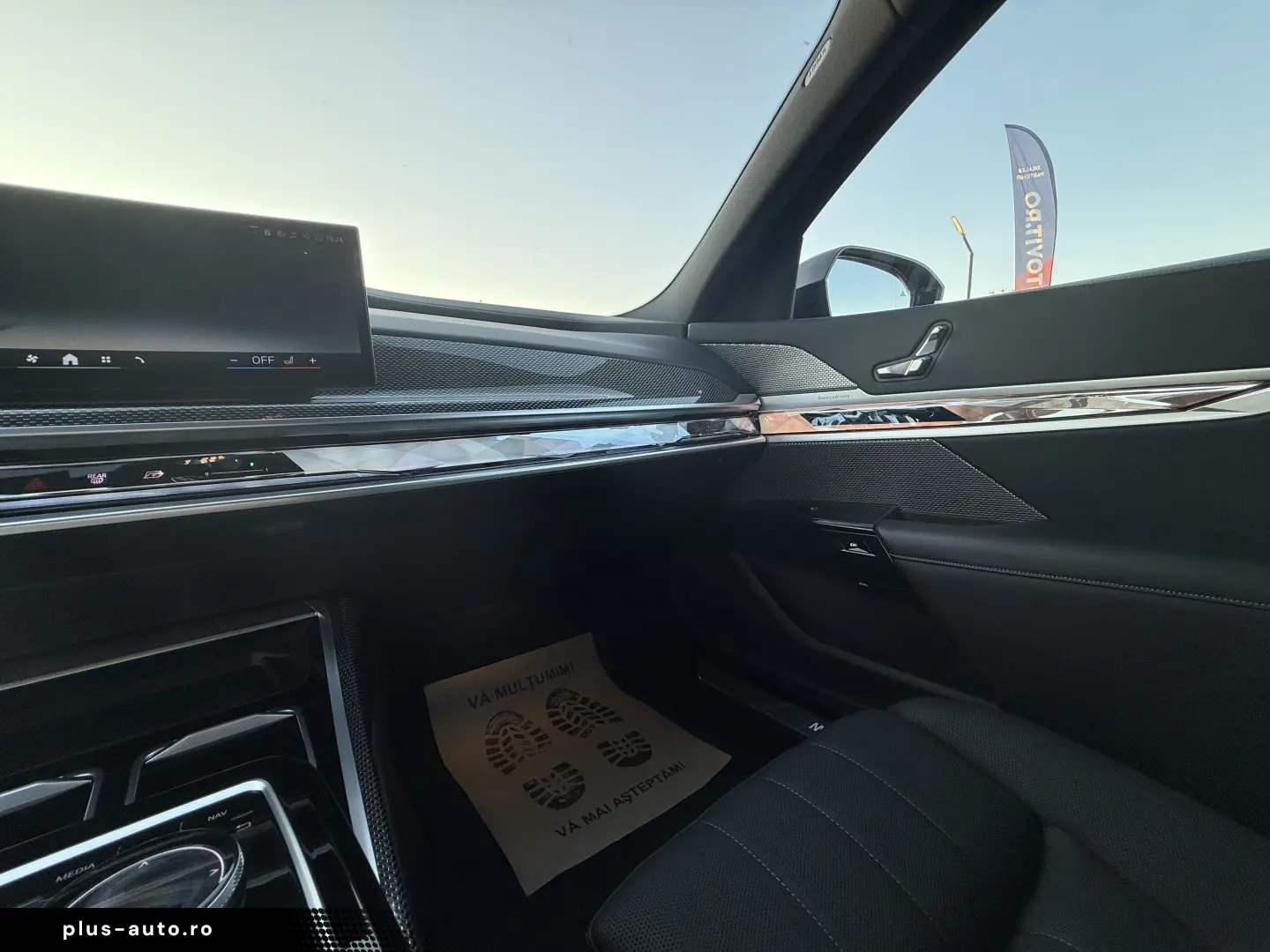 BMW 750e PHEV XDRIVE THEATRE TV HUD B&W 2023