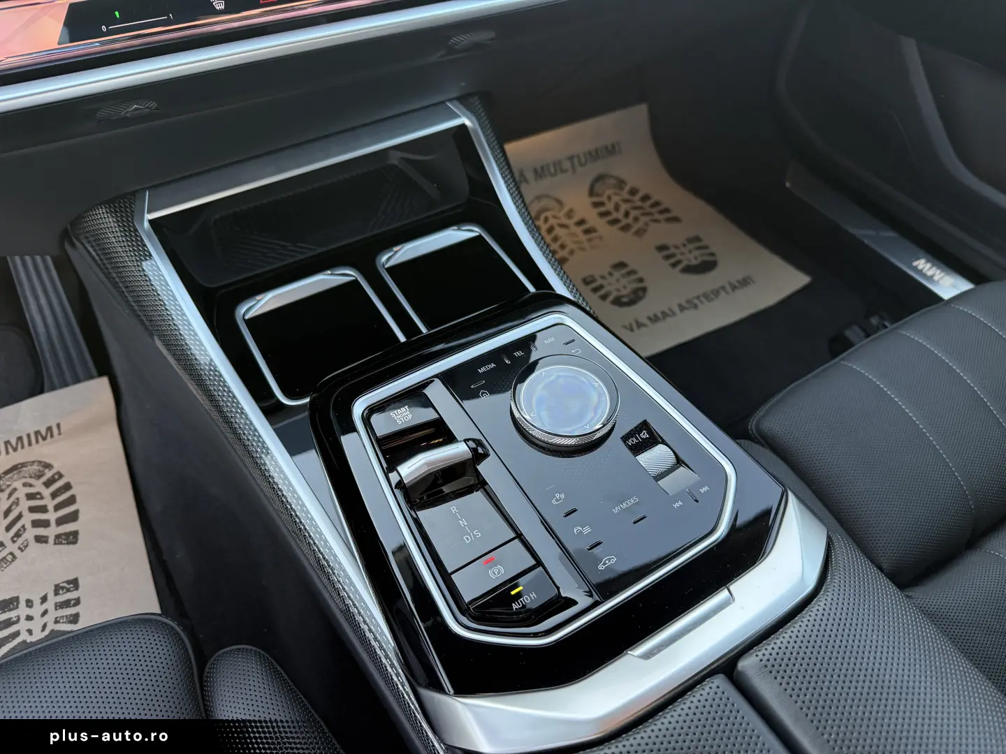 BMW 750e PHEV XDRIVE THEATRE TV HUD B&W 2023
