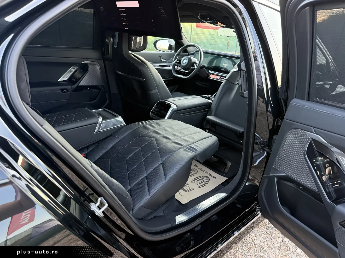 BMW 750e PHEV XDRIVE THEATRE TV HUD B&W 2023