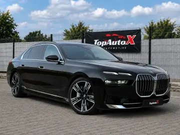 BMW 750e PHEV XDRIVE THEATRE TV HUD B&W 2023