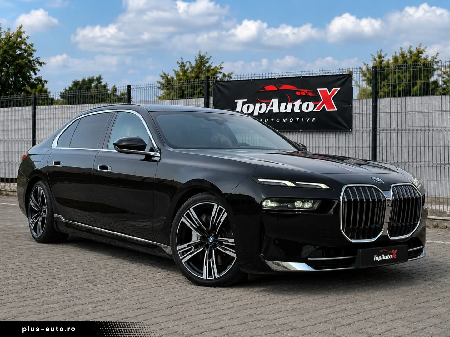 BMW 750e PHEV XDRIVE THEATRE TV HUD B&W 2023