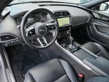 JAGUAR XE P250 Edition R-Dynamic Black Pack  Meridian