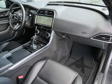 JAGUAR XE P250 Edition R-Dynamic Black Pack  Meridian