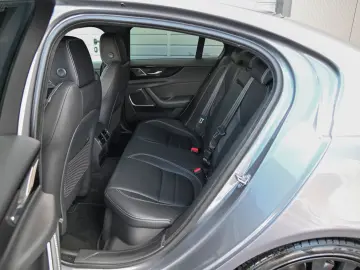 JAGUAR XE P250 Edition R-Dynamic Black Pack  Meridian