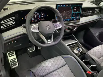 VW Tiguan 1.5 eTSI R-Line MATRIX AHK HUD PANO NAVI