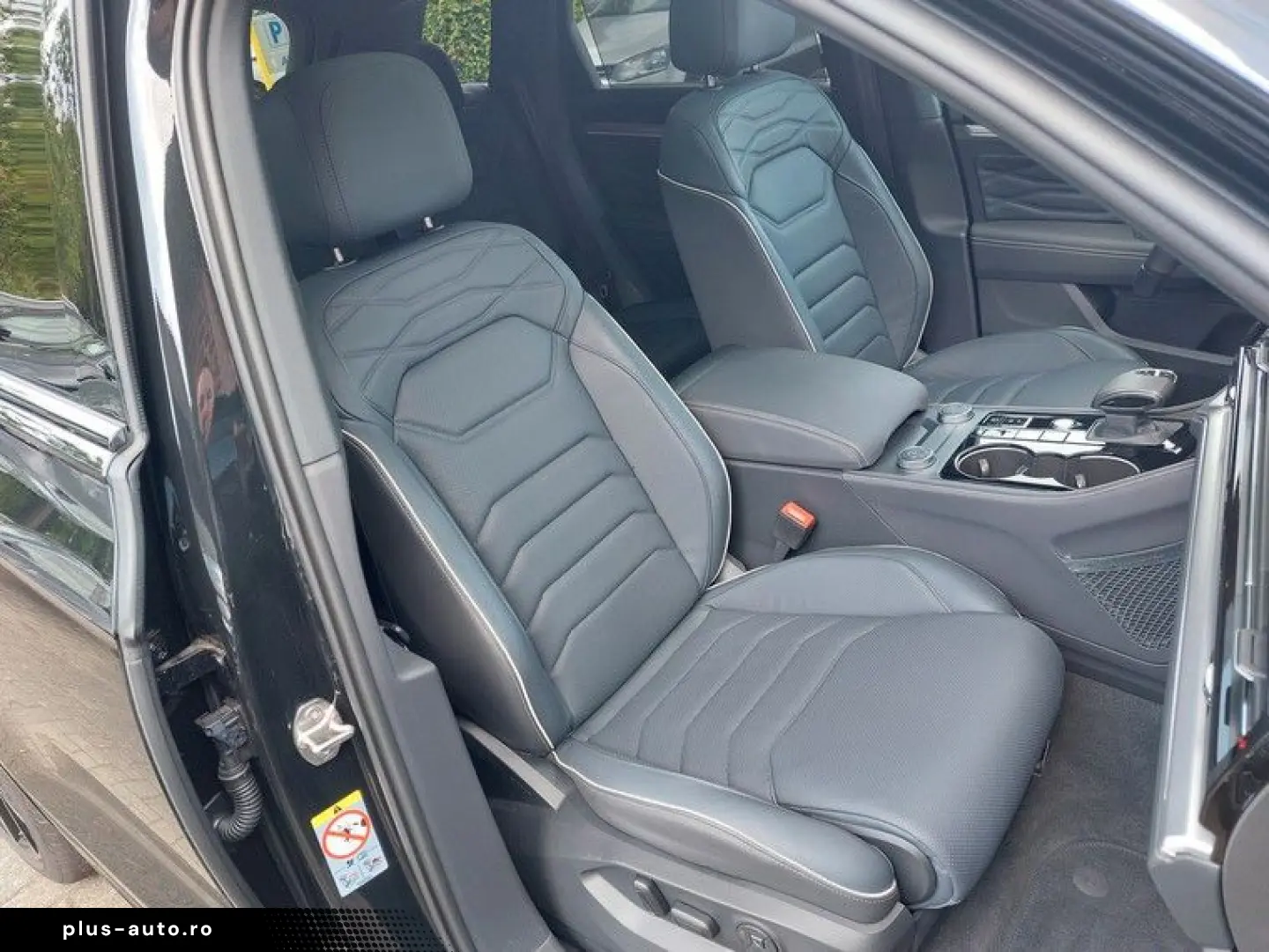 VW Touareg 3.0 TDI 4M R-Line AHK Standhzg Pano 360