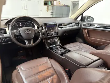 VOLKSWAGEN TOUAREG 4X4 SUV 2013