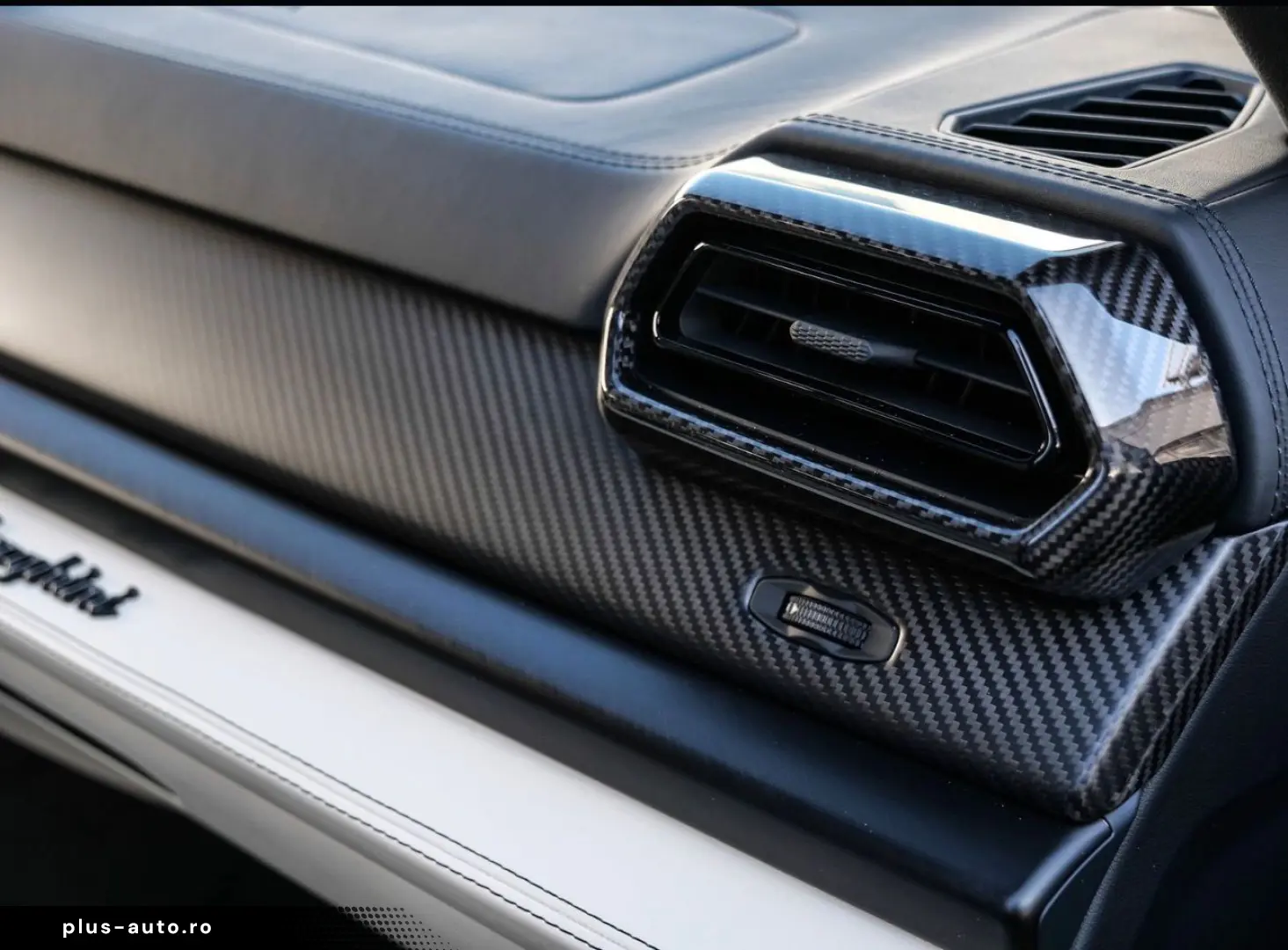 Lamborghini Urus SE   AdPersonam I Carbon