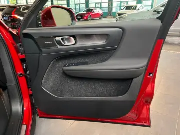 VOLVO XC40 T4 Recharge Ultimate-Bright DKG ACC BLIS 36