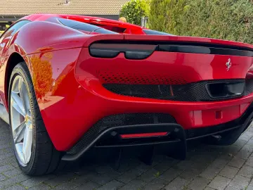 Ferrari 296 GTS Rosso Corsa Lift LED Carbon Racingsitze