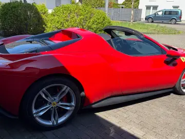 Ferrari 296 GTS Rosso Corsa Lift LED Carbon Racingsitze