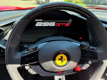 Ferrari 296 GTS Rosso Corsa Lift LED Carbon Racingsitze