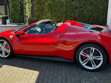 Ferrari 296 GTS Rosso Corsa Lift LED Carbon Racingsitze
