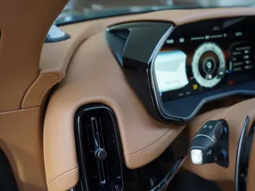 Aston Martin DBX 707   Carbonpaket   Copper Bronze