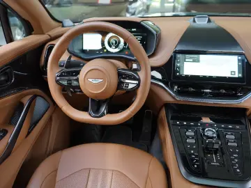 Aston Martin DBX 707   Carbonpaket   Copper Bronze
