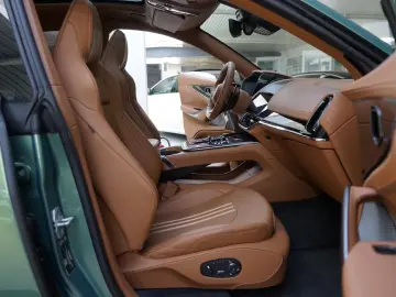 Aston Martin DBX 707   Carbonpaket   Copper Bronze