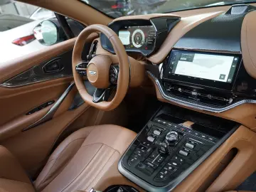 Aston Martin DBX 707   Carbonpaket   Copper Bronze