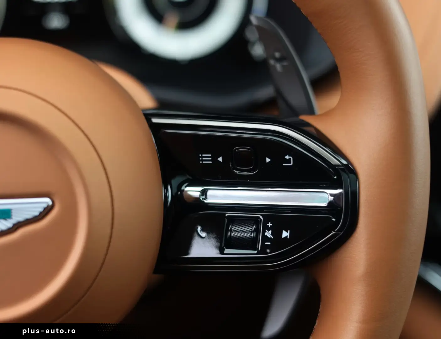 Aston Martin DBX 707   Minotaur Green