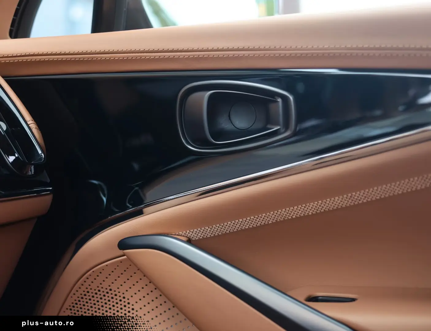 Aston Martin DBX 707   Minotaur Green