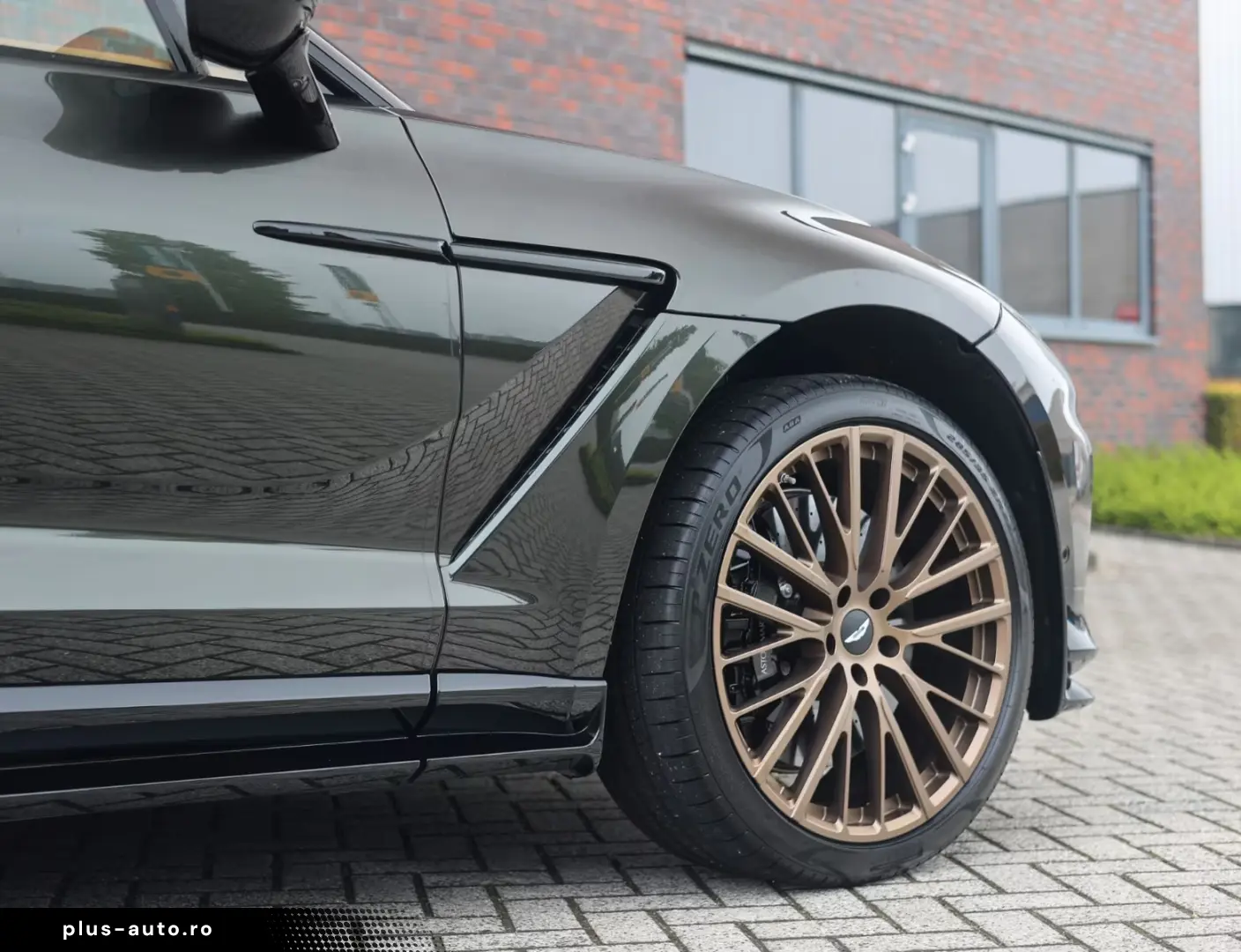 Aston Martin DBX 707   Minotaur Green