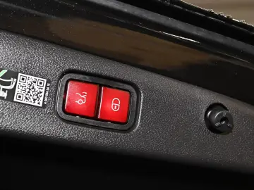 Mercedes-Benz E 400 e 4M AMG Premium    Pano