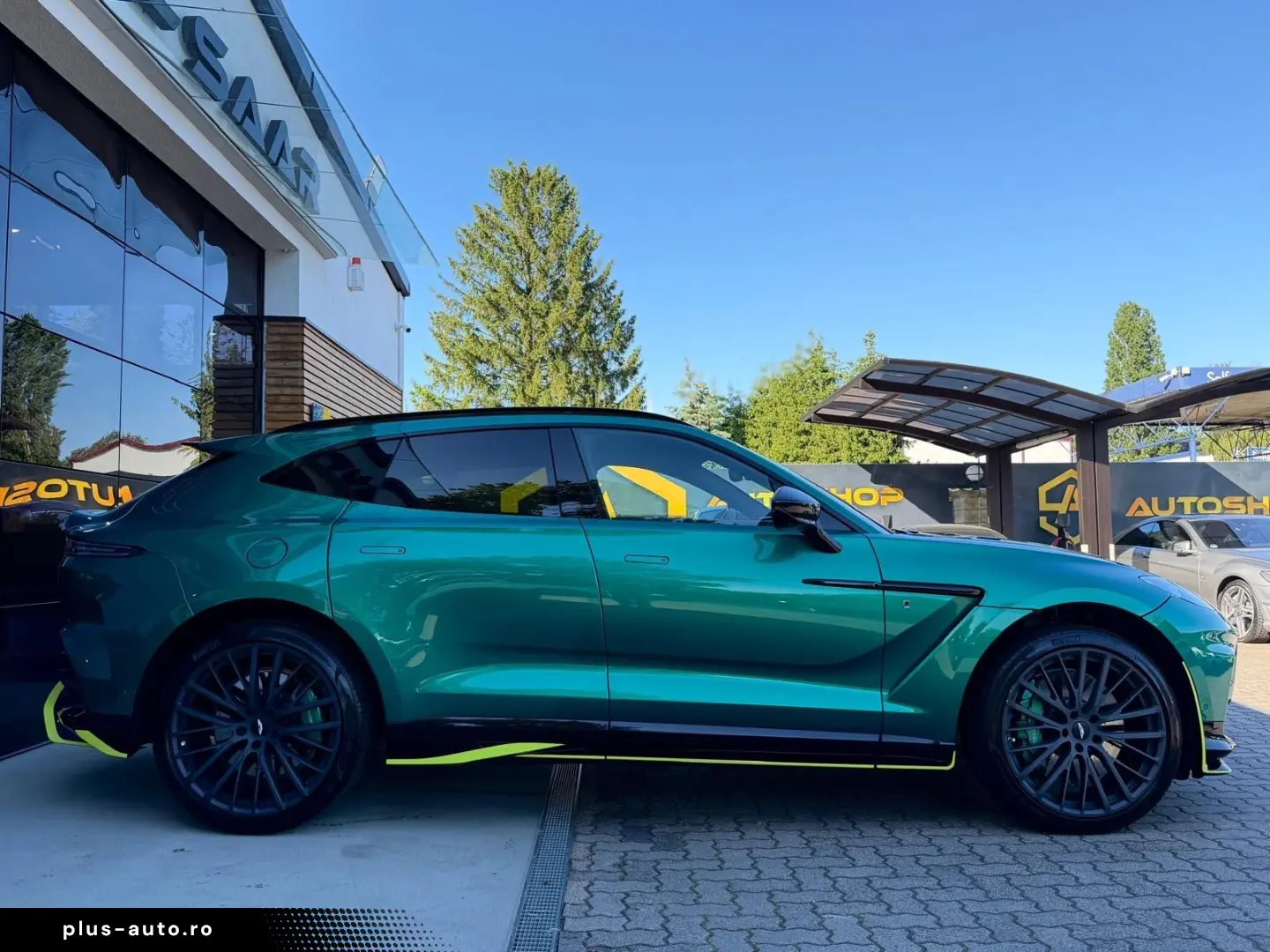 ASTON MARTIN DBX707 AMR23   Podium Green   Carbon Keramik