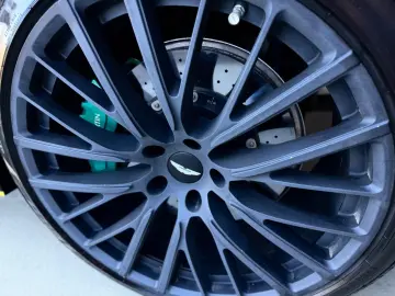 ASTON MARTIN DBX707 AMR23   Podium Green   Carbon Keramik