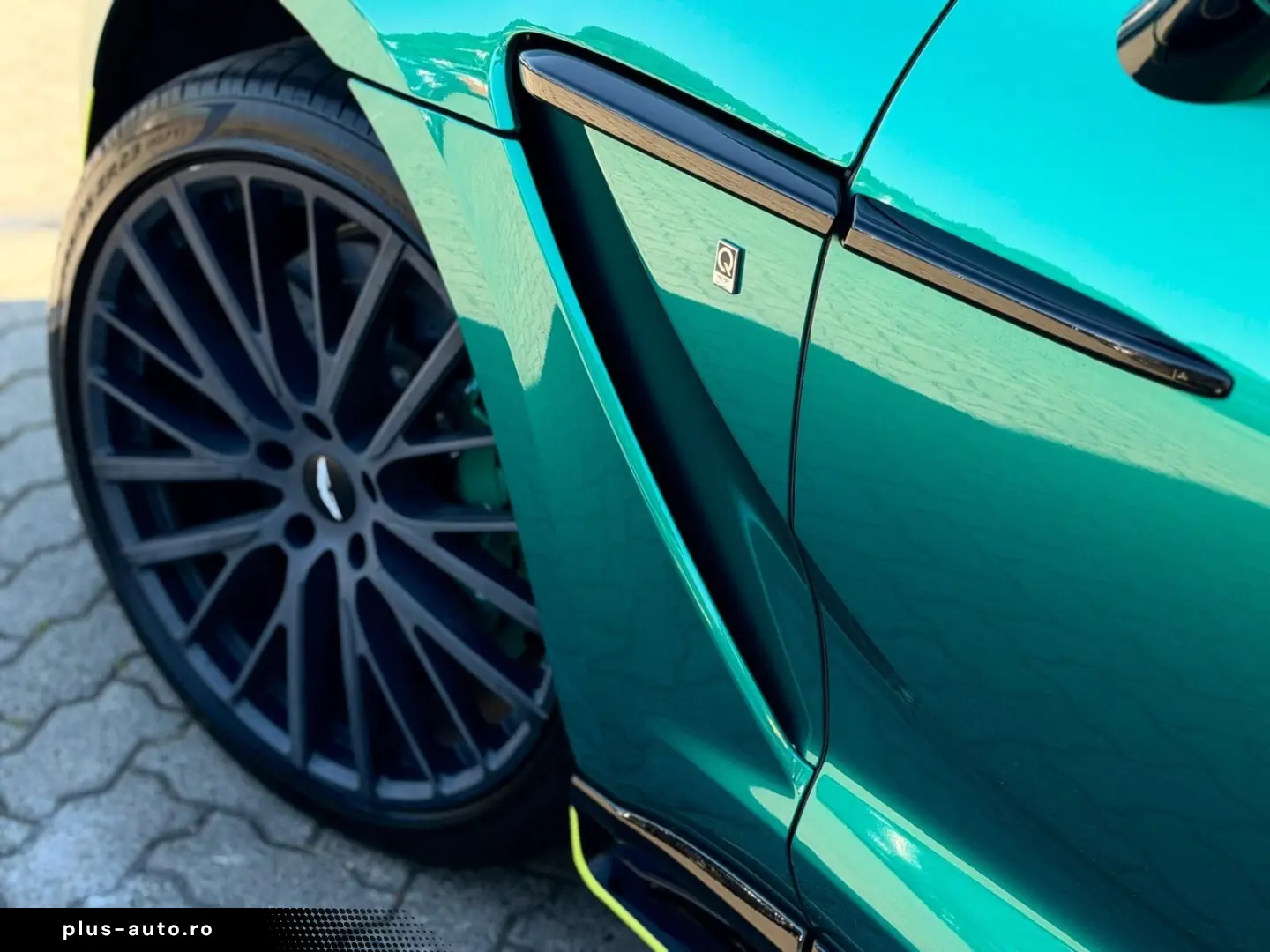 ASTON MARTIN DBX707 AMR23   Podium Green   Carbon Keramik