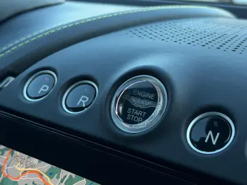 ASTON MARTIN DBX707 AMR23   Podium Green   Carbon Keramik