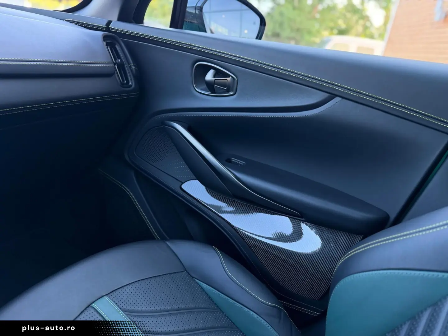 ASTON MARTIN DBX707 AMR23   Podium Green   Carbon Keramik
