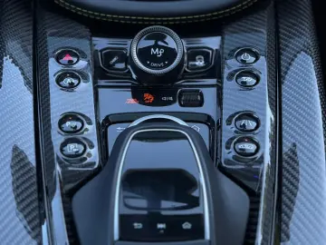 ASTON MARTIN DBX707 AMR23   Podium Green   Carbon Keramik