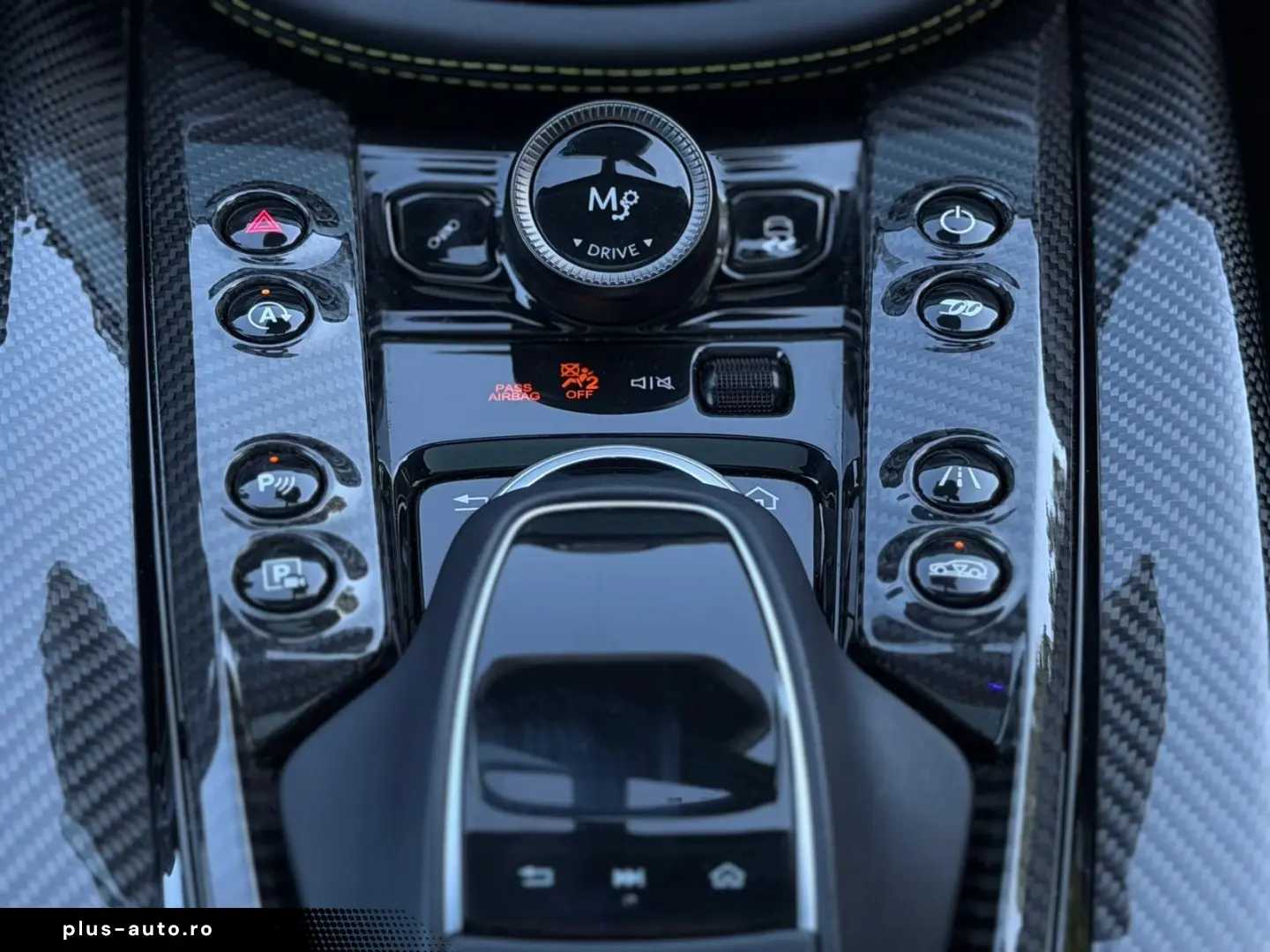 ASTON MARTIN DBX707 AMR23   Podium Green   Carbon Keramik