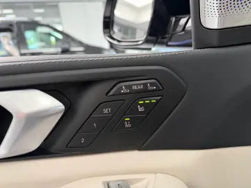 BMW X7 M60 i PANO-SKY B&W HUD KRISTALL 6-SITZ 360