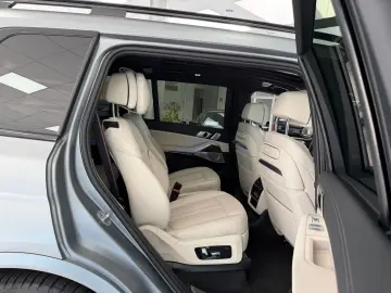 BMW X7 M60 i PANO-SKY B&W HUD KRISTALL 6-SITZ 360