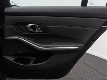BMW 330i xD Komfort HiFi Leder M Sport 19Zoll